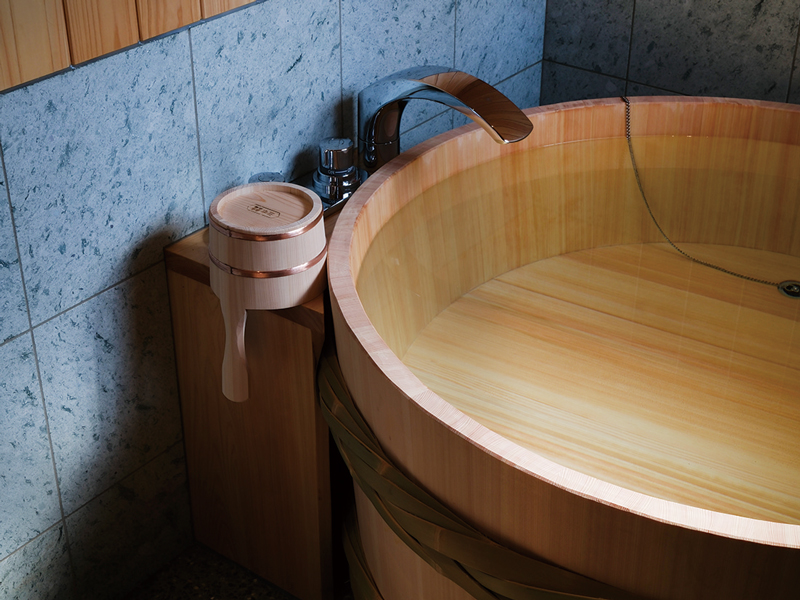 「木桶職人復活プロジェクト」のチームが制作した木桶風呂