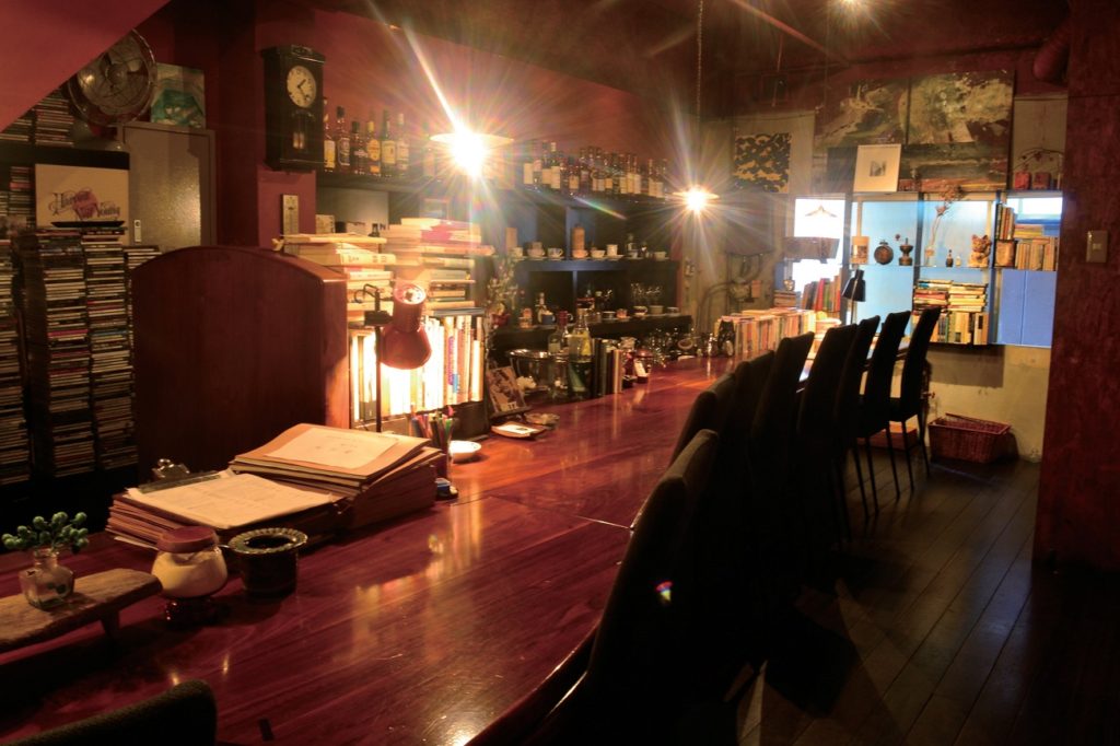 『珈琲と本と音楽 半空』街中の隠れ家ブックカフェで珈琲、本、音楽の最高の組み合わせを堪能