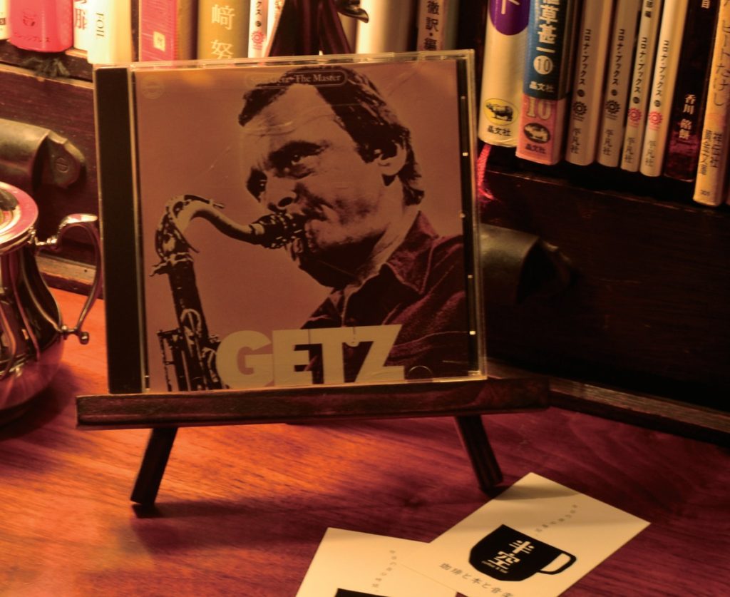 『珈琲と本と音楽 半空』街中の隠れ家ブックカフェで珈琲、本、音楽の最高の組み合わせを堪能