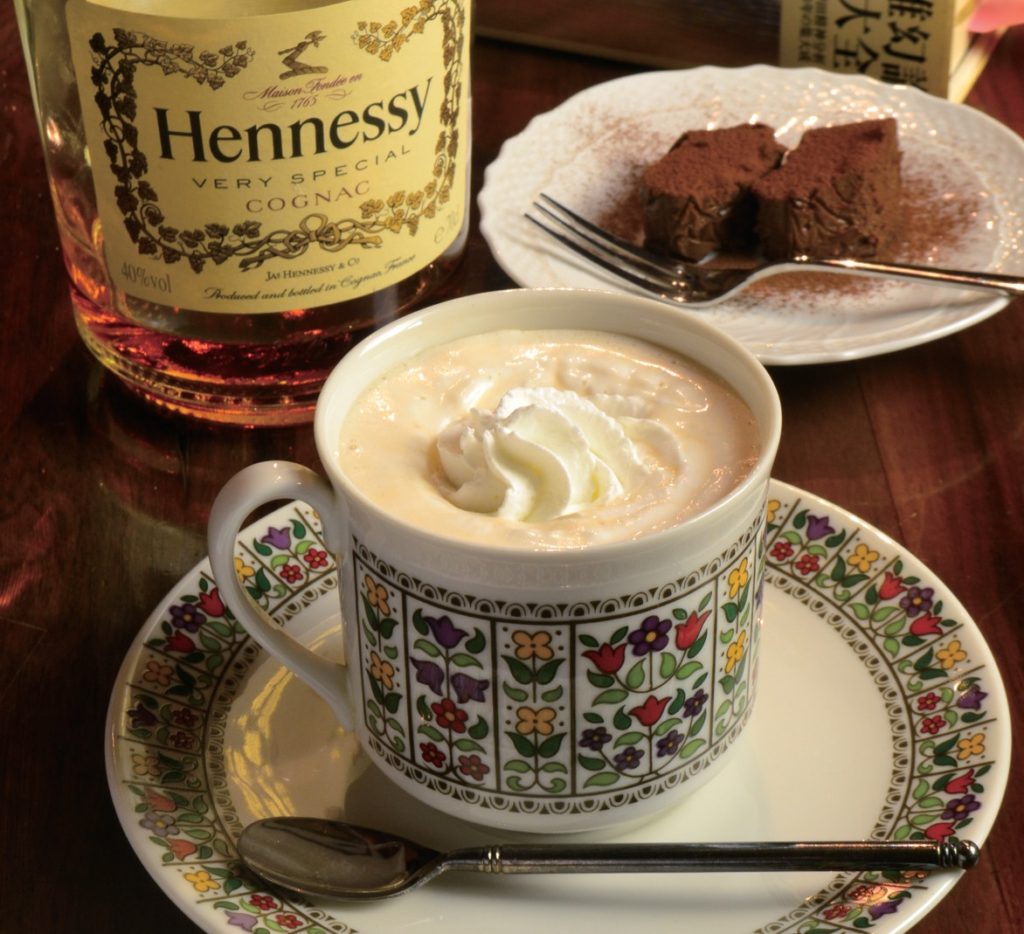 『珈琲と本と音楽 半空』街中の隠れ家ブックカフェで珈琲、本、音楽の最高の組み合わせを堪能