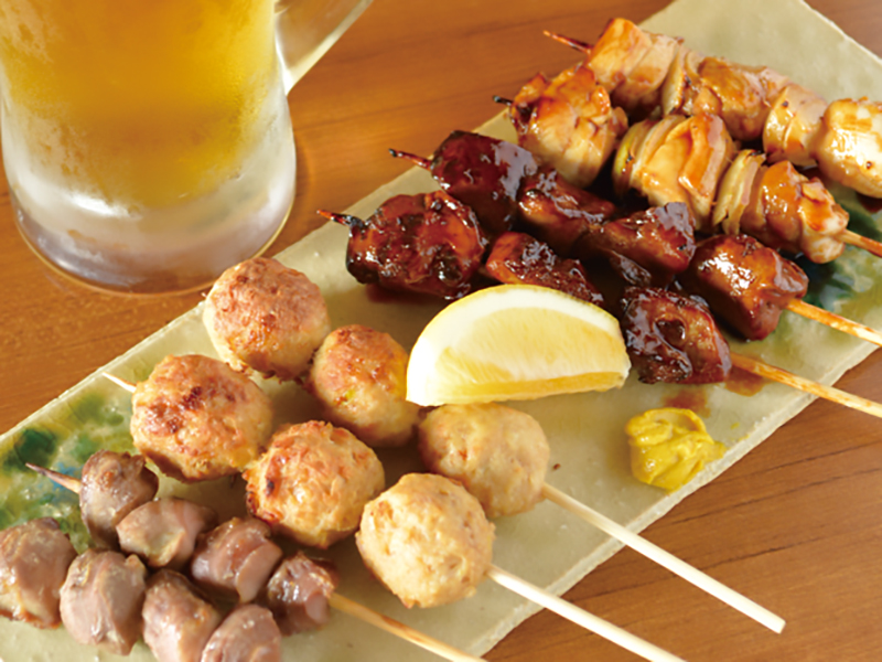朝挽きの新鮮な肉を使った焼き鳥を堪能