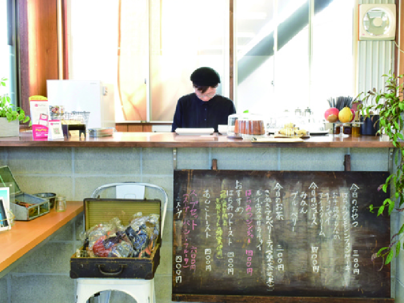 『喫茶 コトナミ』こだわりのドリンクとともに日替わりのおやつを