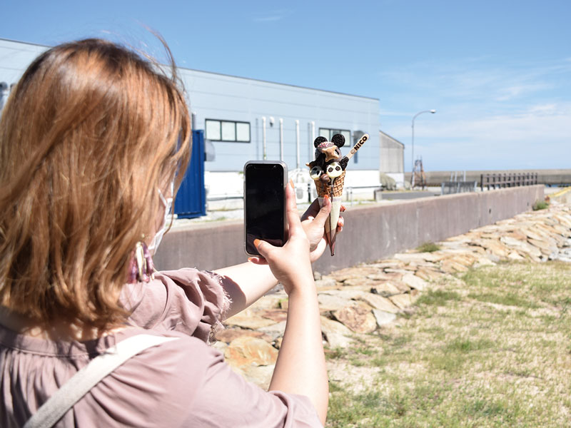 カラフルなアイスやドリンクに思わず笑顔になるカフェスタンド