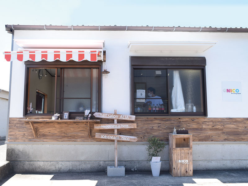 カラフルなアイスやドリンクに思わず笑顔になるカフェスタンド