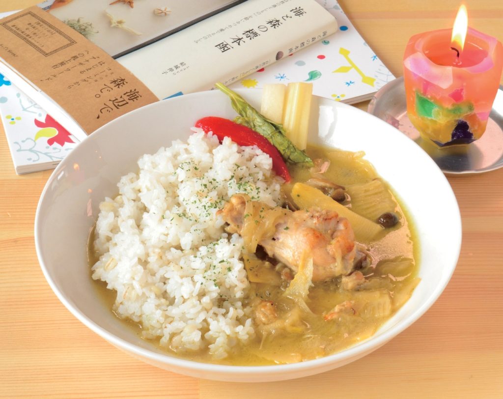 『西浦谷フラット』素材の美味しさをじっくり引き出したシンプルイズベストな木曜限定カレー