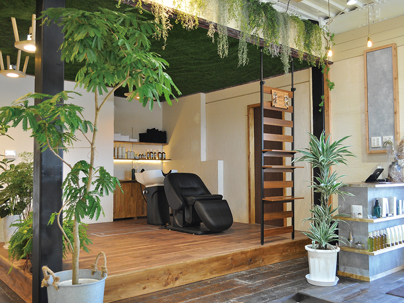 自然を感じられる落ち着いたヘアサロン