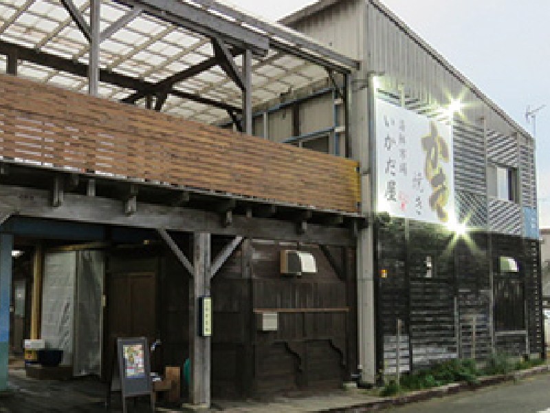 「かき焼き 海鮮市場 いかだ屋」魚介類は漁師から直接仕入れた新鮮なものばかり