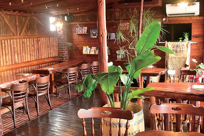 居心地抜群のリノベーションカフェに芸術的ルックスのクリームソーダが仲間入り！