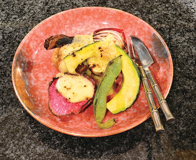 『鉄板焼　藍丹』美味しさを引き立て合う極上の一皿！旬野菜とオリーブ牛のマリアージュ