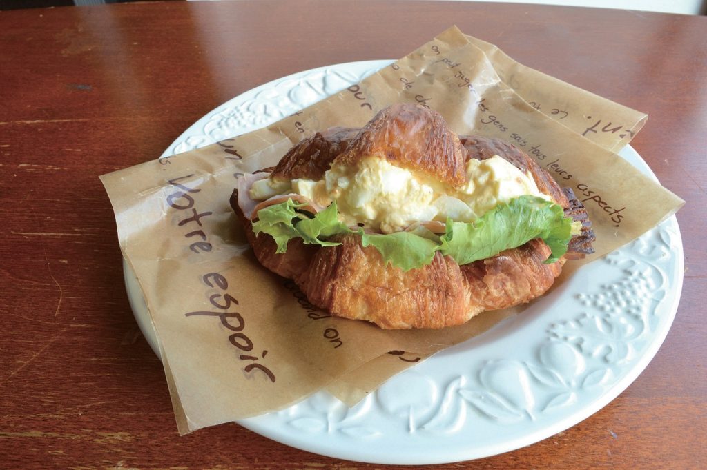 『Ｂｏｕｌａｎｇｅｒｉｅ　ｒｅｔｒｏ』老若男女に人気のたまごサンド♪サクサクのクロワッサンを楽しんで