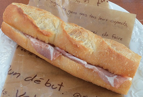 『Ｂｏｕｌａｎｇｅｒｉｅ　ｒｅｔｒｏ』老若男女に人気のたまごサンド♪サクサクのクロワッサンを楽しんで