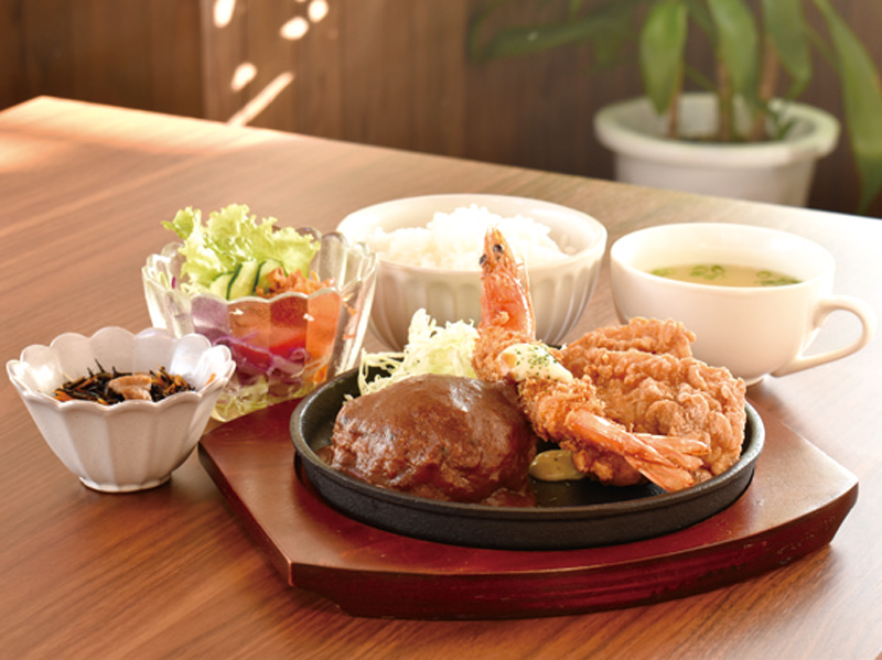 昼夜問わず食事もカフェも楽しめるNEWスポット