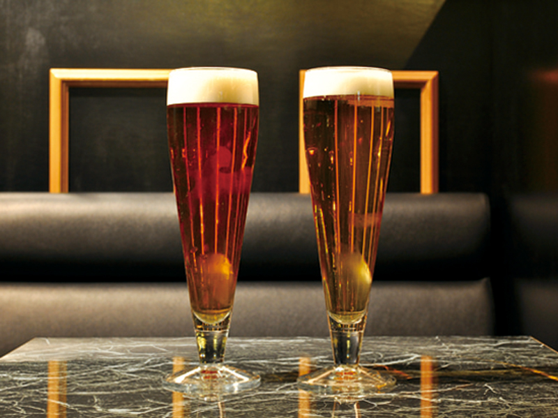 カラオケやダーツを楽しめるカジュアルなバー