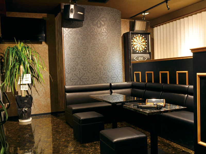 カラオケやダーツを楽しめるカジュアルなバー