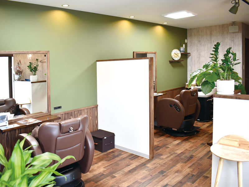 静かな隠れ家サロンで髪や地肌を労わる癒し時間