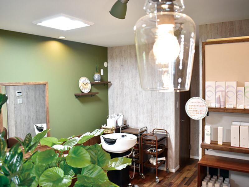 静かな隠れ家サロンで髪や地肌を労わる癒し時間
