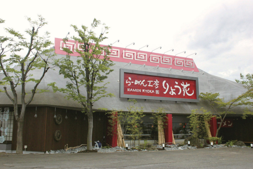 黄金色に輝く透き通ったスープは丸鶏の香りが食欲を誘う極上の一杯