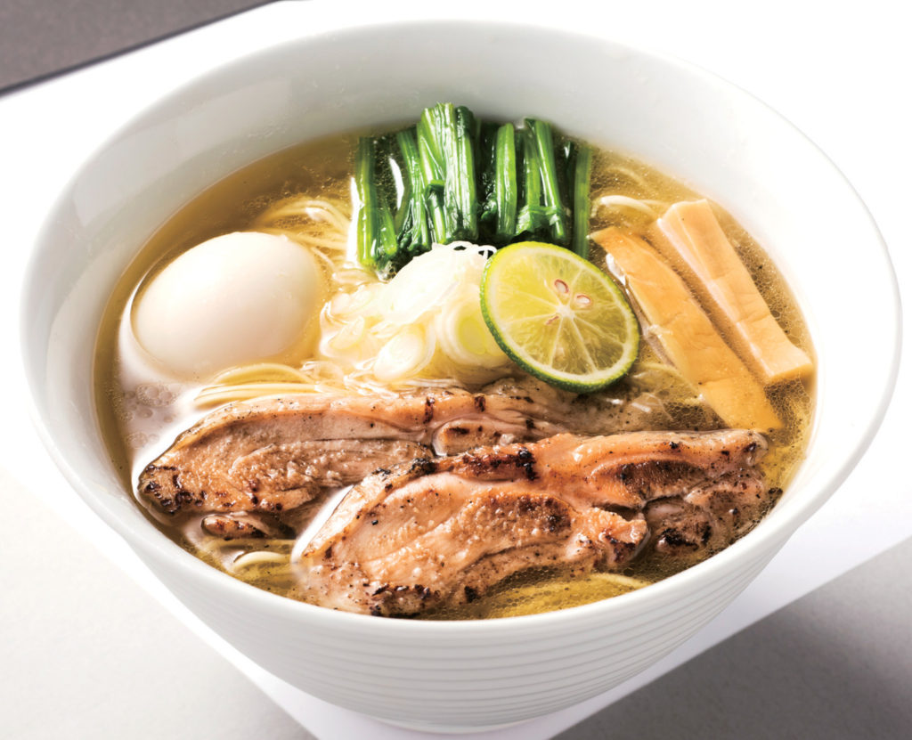 黄金色に輝く透き通ったスープは丸鶏の香りが食欲を誘う極上の一杯