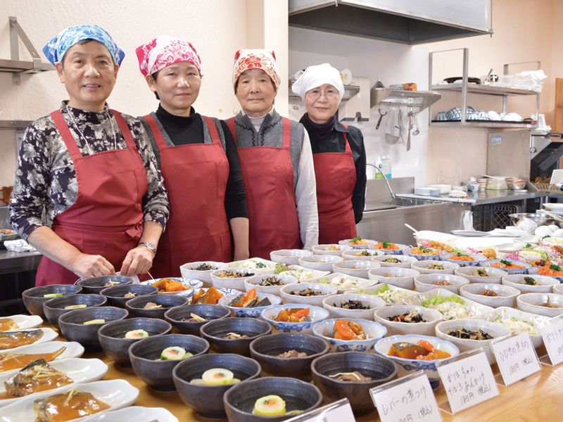 心温まる町の食堂で楽しむ手作りの美味しさ