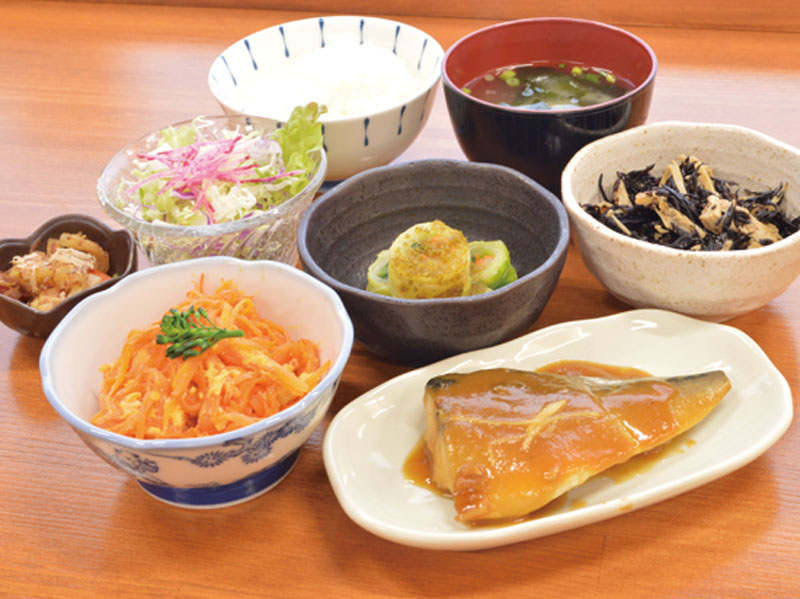 心温まる町の食堂で楽しむ手作りの美味しさ