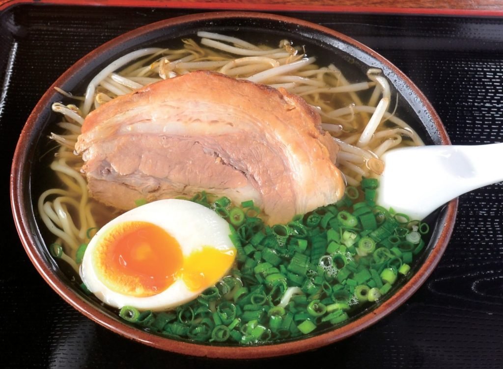 『手打うどん　三徳』自慢のうどんダシが香る昔ながらの味♪自家製チャーシューが味わい深い一杯