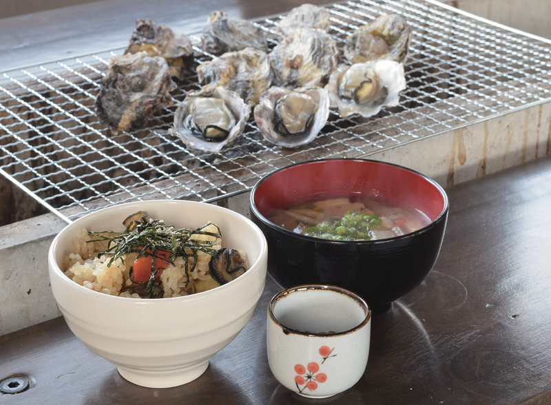 『焼き小屋さと』コクと旨味のある「白方かき」を珍しい炭火焼きで堪能