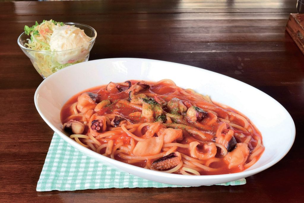 『寫眞館の珈琲』庵治の新鮮な魚介がたっぷり入ったトマト風味のスパイシーパスタを堪能