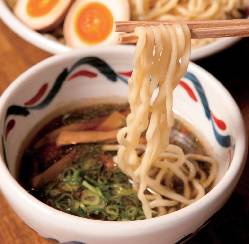 『麺鮮醤油房　周月』こだわりの極太ちぢれ麺に感動！素材の良さを活かしたピリ辛つけ麺