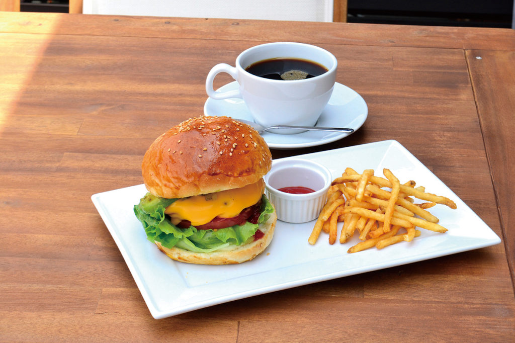 「森林家具」に併設するカフェ