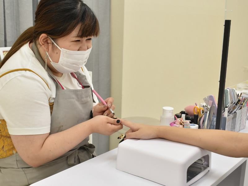 ネイルサロンの新常識！低価格で指先に彩りを