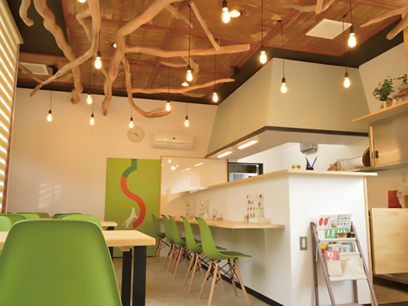 元気を生み出す赤色のスパイススープカレー