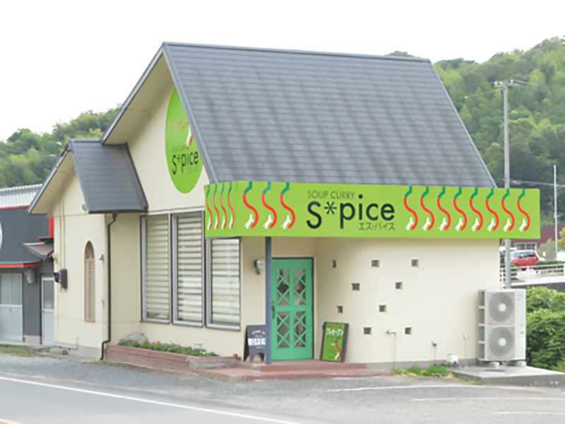 元気を生み出す赤色のスパイススープカレー