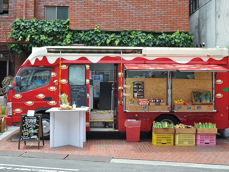 採れたての美味しさを農園から直送!オーガニック野菜が並ぶキッチンカー