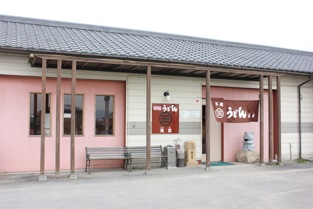 艶やかに光り輝く細めの女麺！