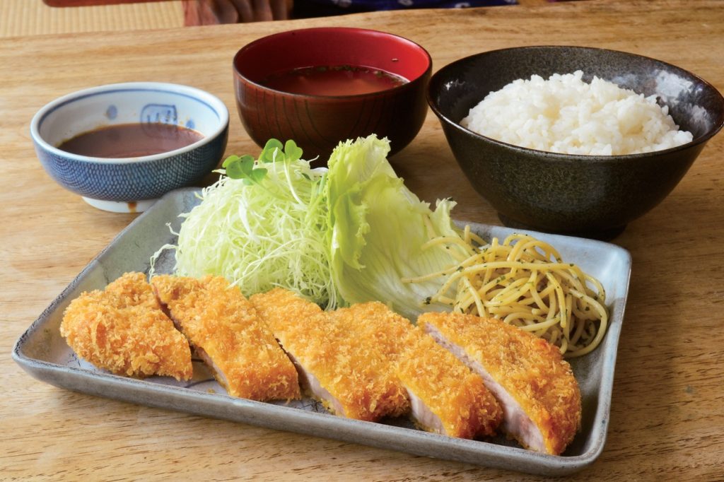 揚げたての衣が香ばしい絶品とんかつ定食に注目！