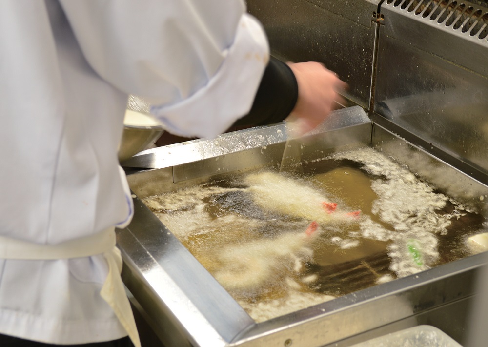 『天勝 本店』プリプリの大えび3尾と野菜の天ぷらで豪華なランチタイムを