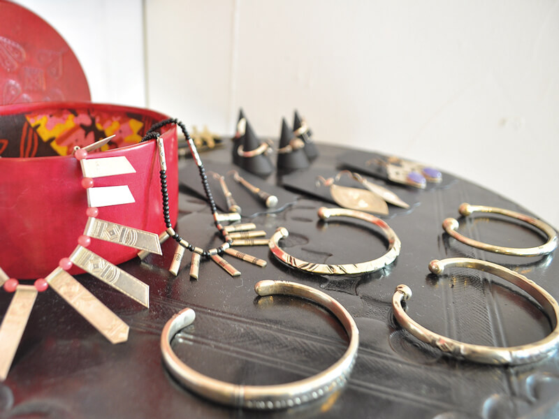 色鮮やかな雑貨が所狭しと並ぶ西アフリカ・セネガル専門の雑貨店