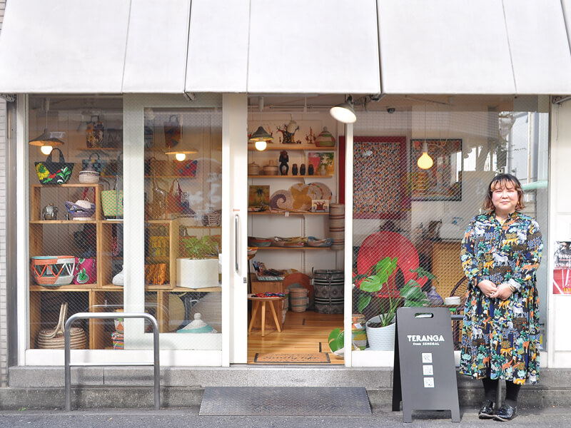 色鮮やかな雑貨が所狭しと並ぶ西アフリカ・セネガル専門の雑貨店