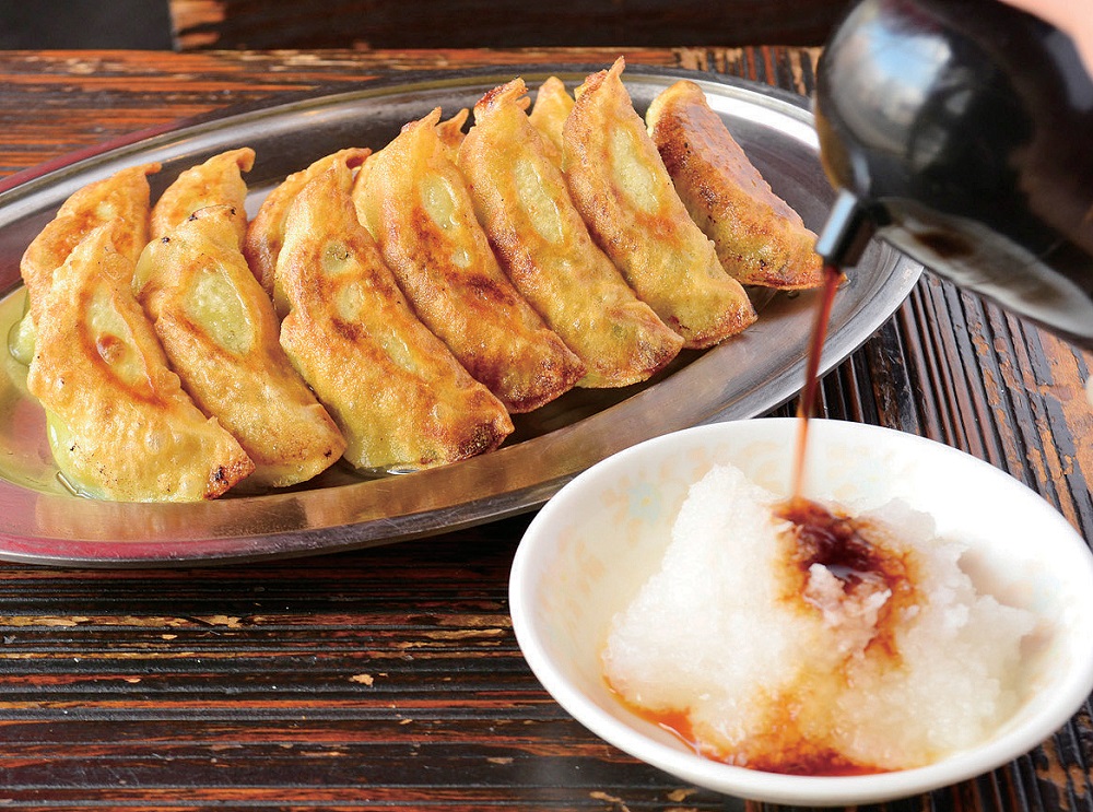 『せんもん 寺岡商店 丸亀本店』すだち果汁の爽やかさが美味しさを引き立てる香川から世界に羽ばたく餃子界のスター