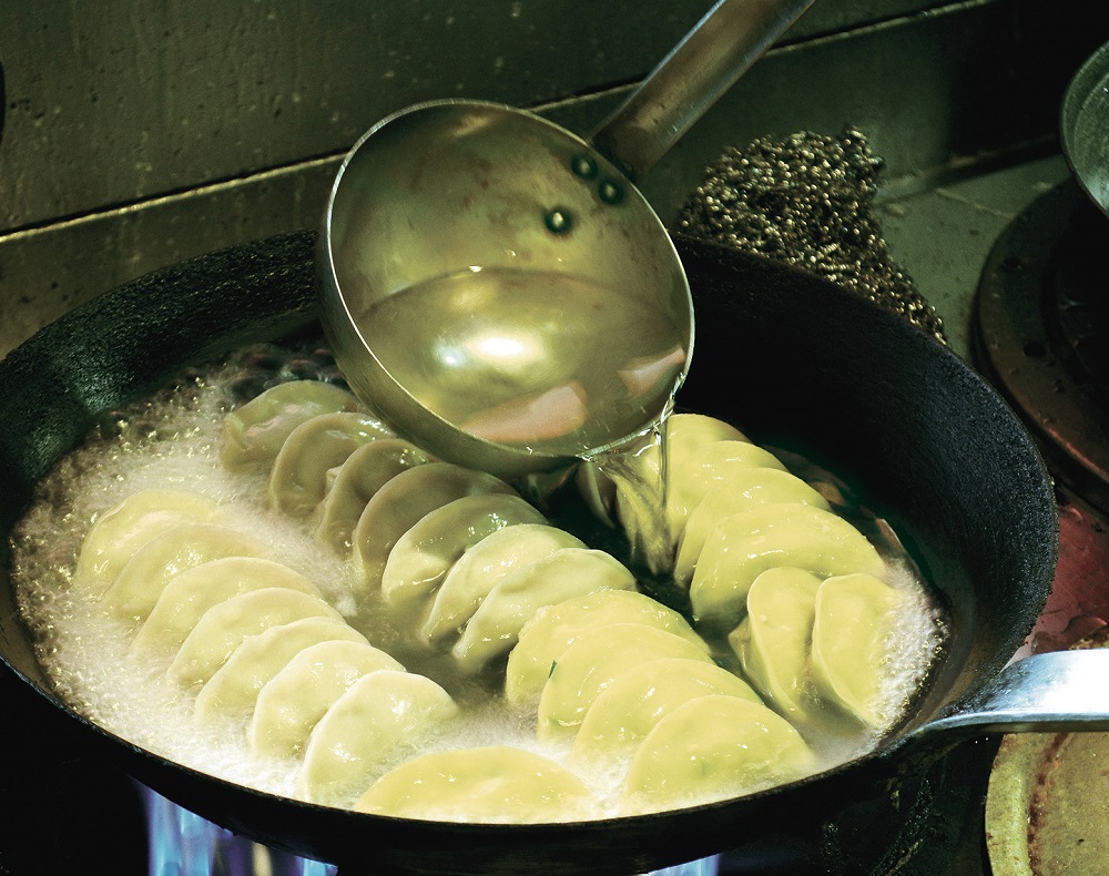 『せんもん 寺岡商店 丸亀本店』すだち果汁の爽やかさが美味しさを引き立てる香川から世界に羽ばたく餃子界のスター