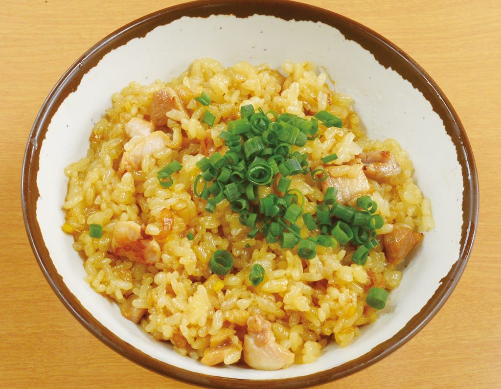 網の上で焼き上げる味噌ダレの鶏焼肉がメインのお店