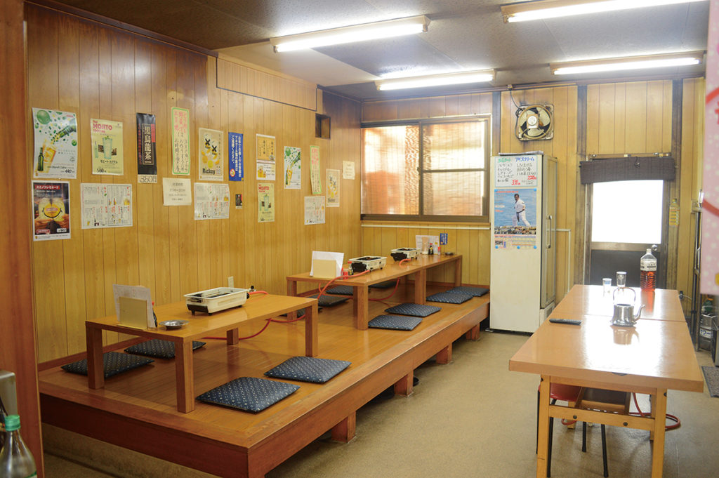 網の上で焼き上げる味噌ダレの鶏焼肉がメインのお店