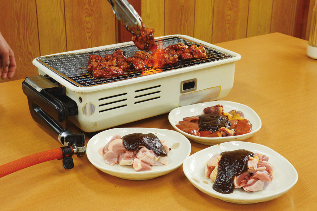 網の上で焼き上げる味噌ダレの鶏焼肉がメインのお店