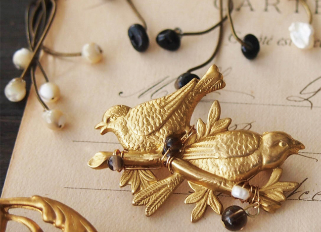 終了しました。開催中～12月25日（火）『Atelier I’zu アクセサリー作品展 小さな実り』温かな魅力を添えるアイテムがずらり！“初冬の庭”をイメージしたアクセサリー展