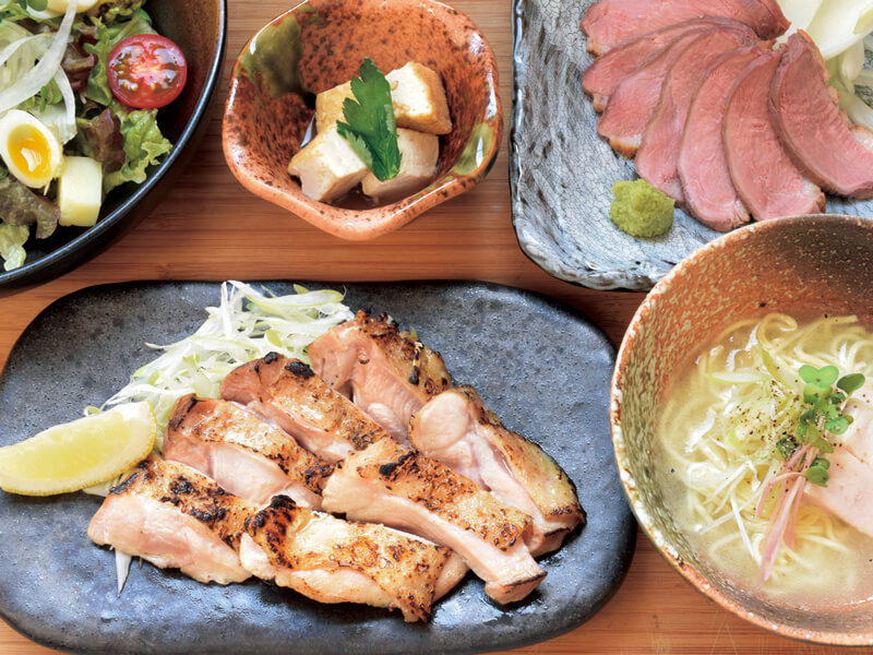 大山どりが味わえるくつろぎの空間