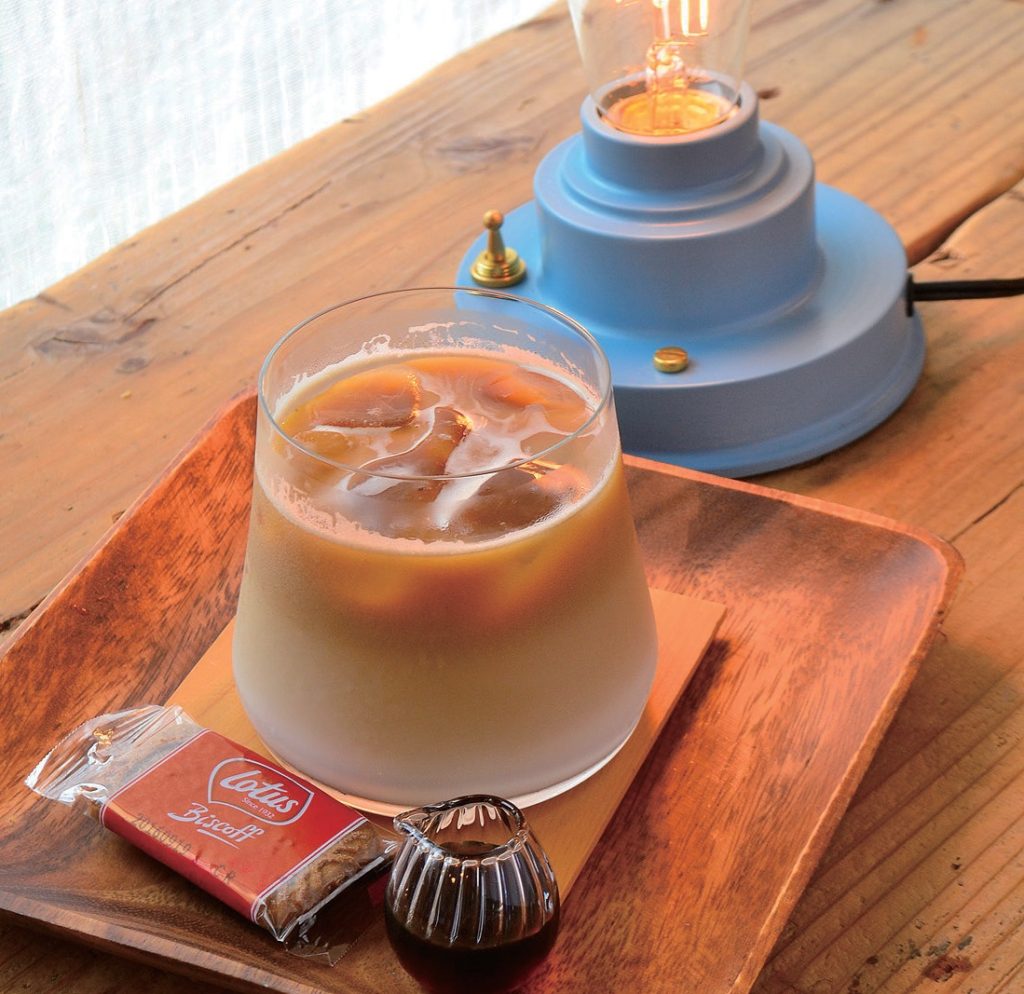 優しい灯りにホッと心癒されるわたしだけの隠れ家カフェスポット