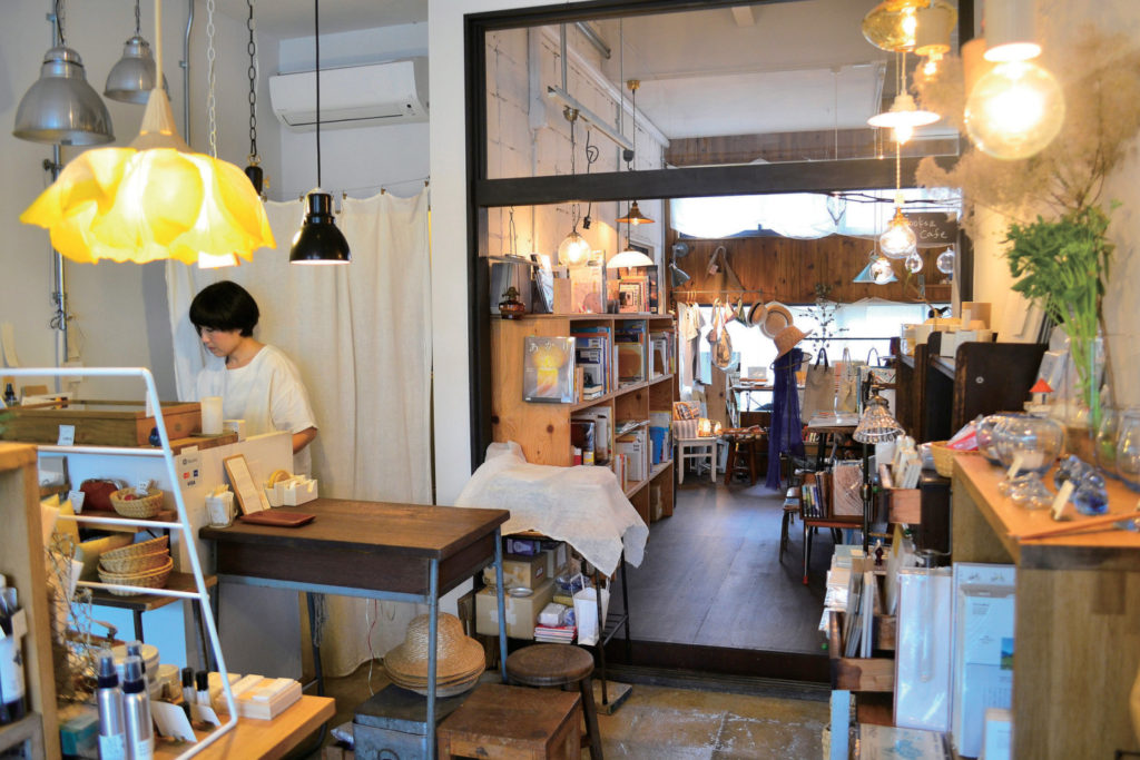 優しい灯りにホッと心癒されるわたしだけの隠れ家カフェスポット