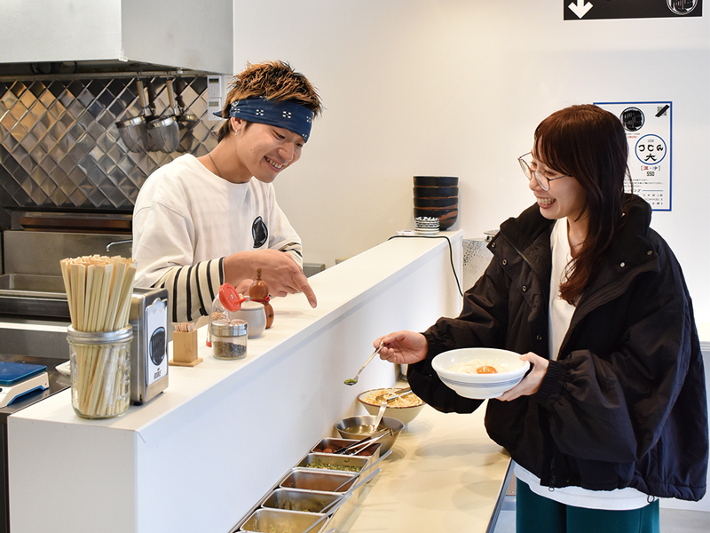 『UDON ROOKIE（ウドンルーキー）』どんぶりに天ぷらやトッピングをのせる自分だけのカスタマイズうどんを堪能【香川県丸亀市通町】