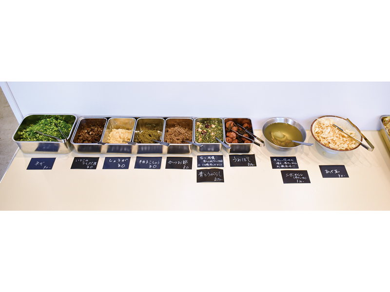 『UDON ROOKIE（ウドンルーキー）』どんぶりに天ぷらやトッピングをのせる自分だけのカスタマイズうどんを堪能【香川県丸亀市通町】