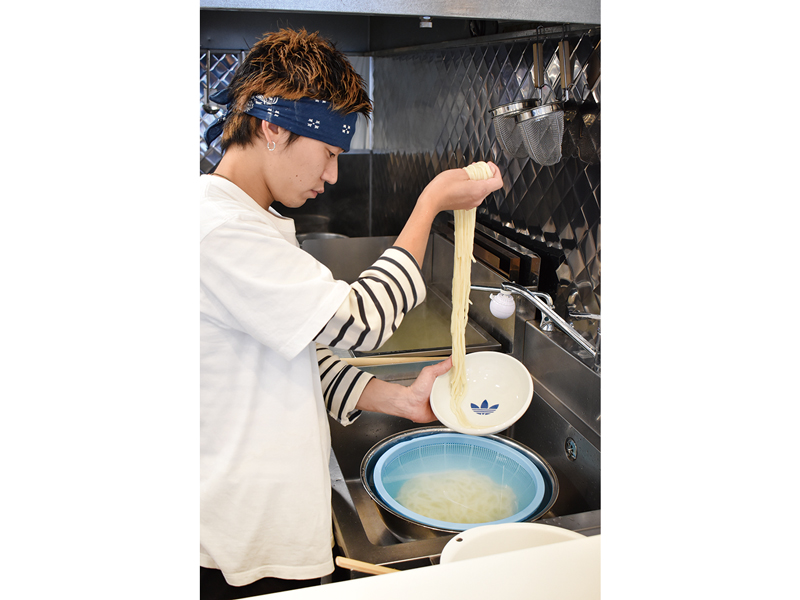 『UDON ROOKIE（ウドンルーキー）』どんぶりに天ぷらやトッピングをのせる自分だけのカスタマイズうどんを堪能【香川県丸亀市通町】